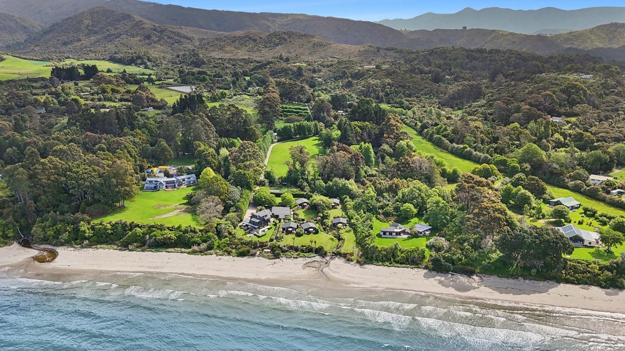 Adrift In Golden Bay- Absolute Beachfront Villas (Adults Only) Collingwood Exteriör bild