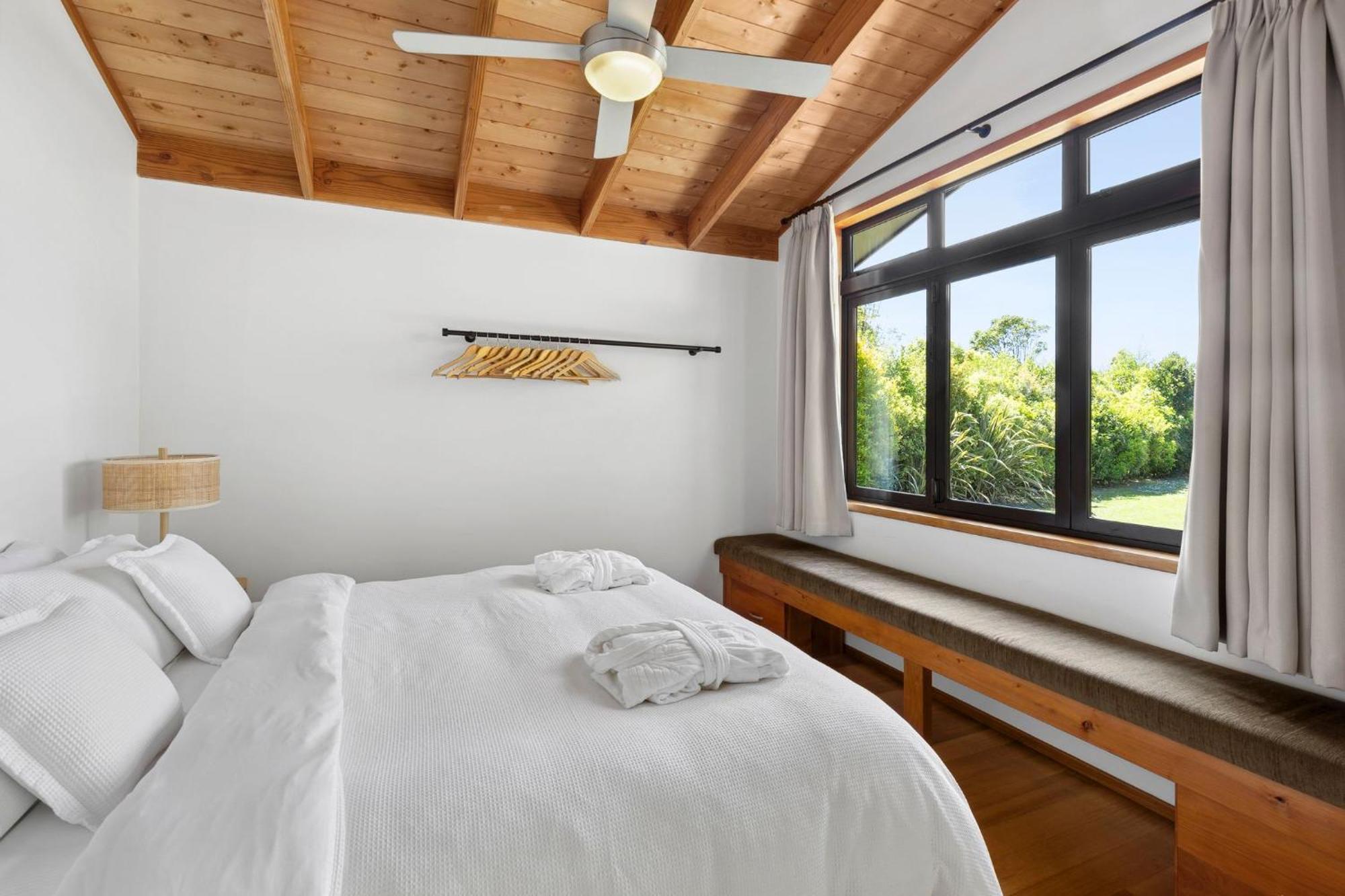 Adrift In Golden Bay- Absolute Beachfront Villas (Adults Only) Collingwood Exteriör bild